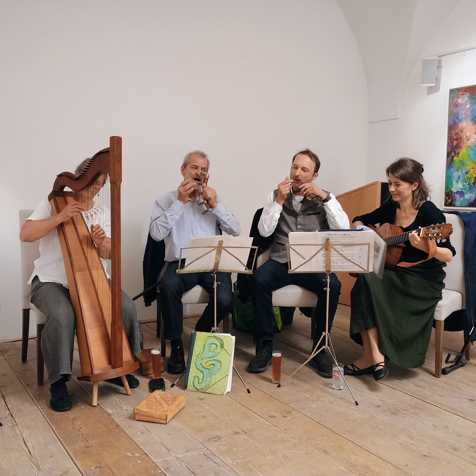 Foto der Brummeisenfluestererbei einer Vernissage in der Brauhausgalerie in Freistadt